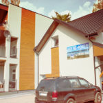 Apartamenty REJS Jezioro Białe - Budynek z apartamentami 4- i 6-osobowymi od frontu